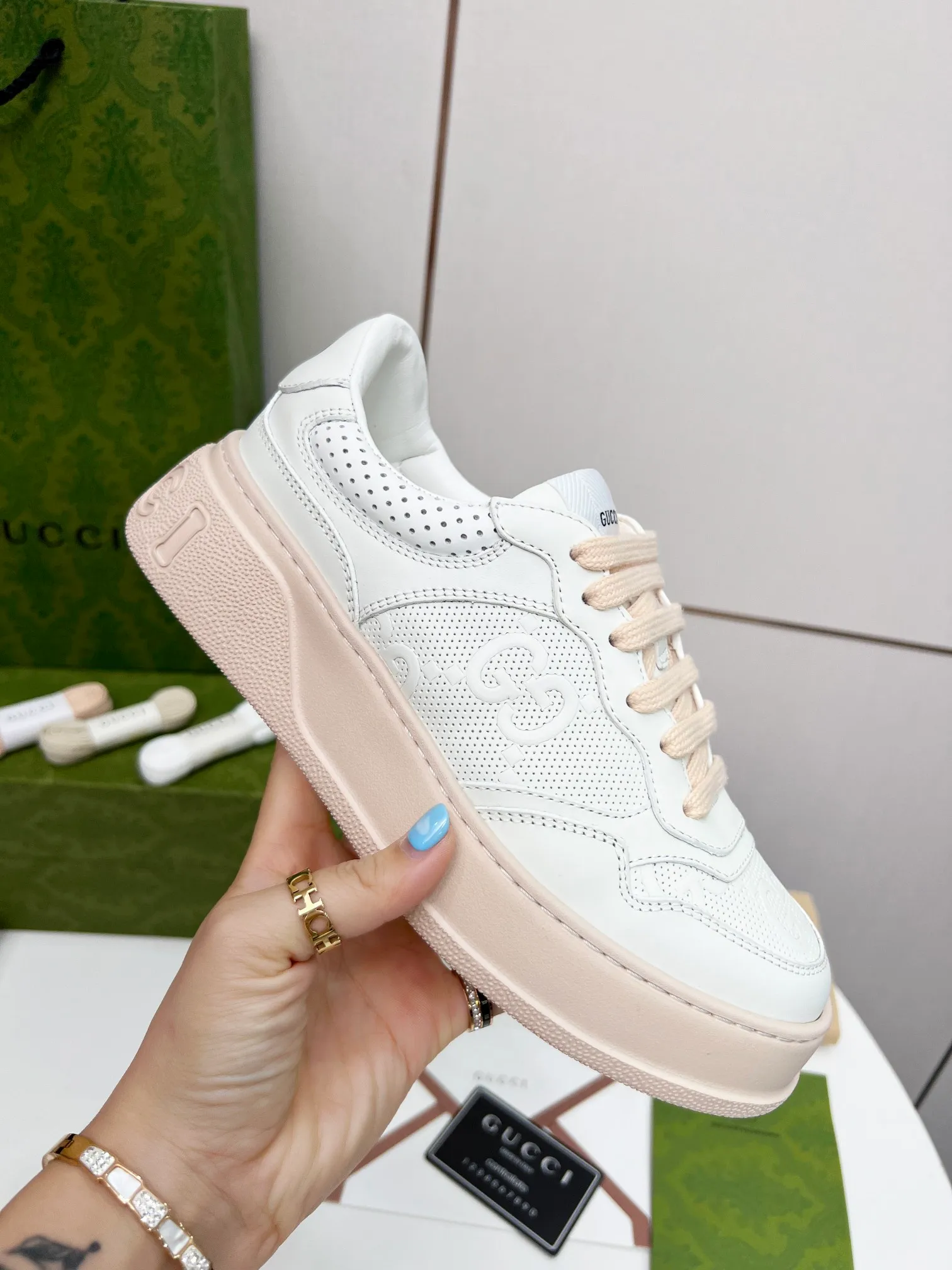 👟👟Ex-factory price 480👟👟 Women's Shoes Women's Clothing Women's Shoes Women's Clothing Gucci - the new Chunky lightweight soft thick sole sports series! G's biscuit shoes for couples, Gucci counter style, and Gucci catwalk style! The style design is light, luxurious and retro...thick sole increases height...similar to an upgraded version of classic white shoes! Original customized cowhide fabric (classic old floral fabric, perforation, embossing process) original foam lightweight outsole, GG Logo on the heel, 4cm thick sole, classic Gucci webbing... Women's 35-40